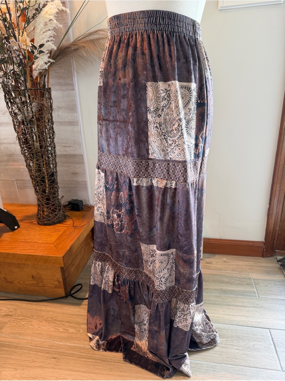 25. Vintage Boho Patchwork
Crushed Velvet Tiered
Maxi Skirt size s - Picture 7 of 7